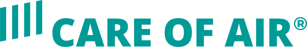 Logo CARE OF AIR s tyrkysovým textom a symbolom pruhov